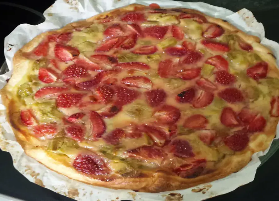 Tarte rhubarbe, fraises, chocolat blanc