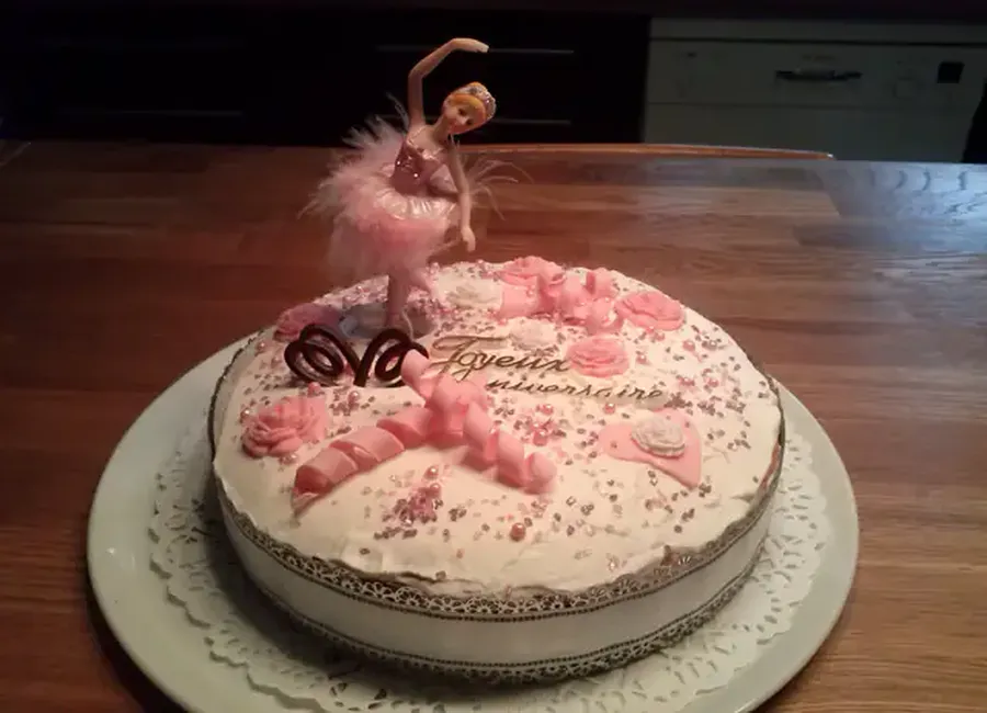 Gâteau d'anniversaire aux pêches pour danseuse