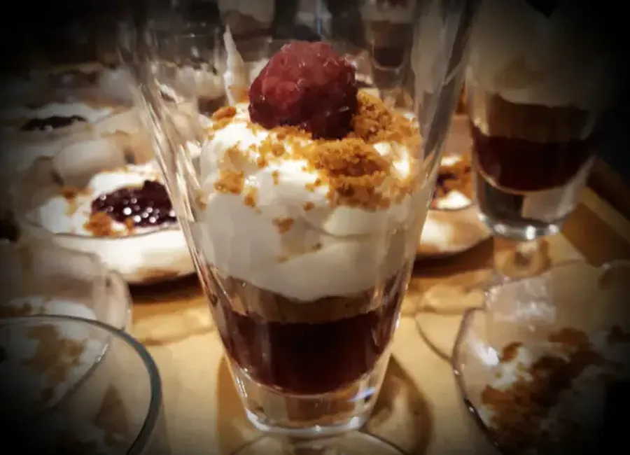 Petits verres mascarpone ricotta aux spéculoos et fruits rouges compotés