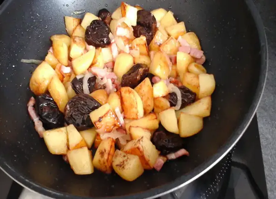 Pommes de terre fondantes aux pruneaux