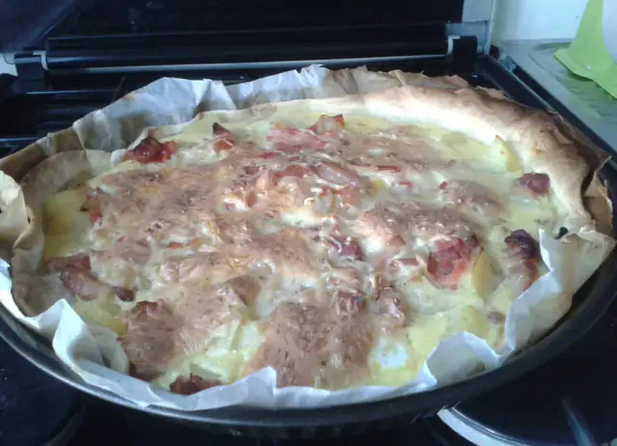 Quiche de pommes de terre, tomate et lardons