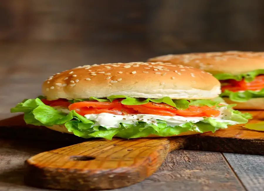 Burger au saumon fumé - crème de ciboulette