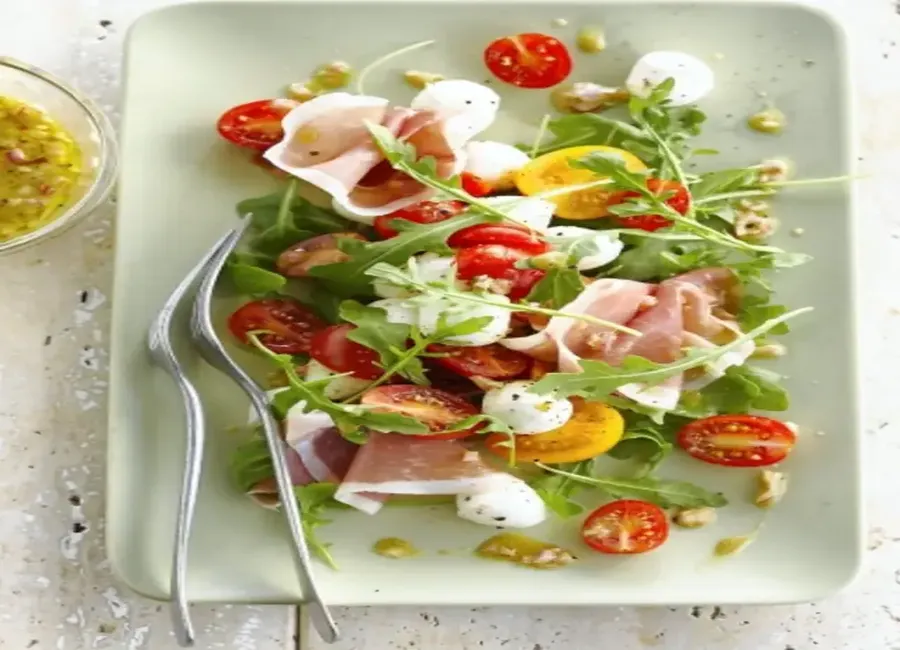 Salade d'été tomate, maïs, jambon