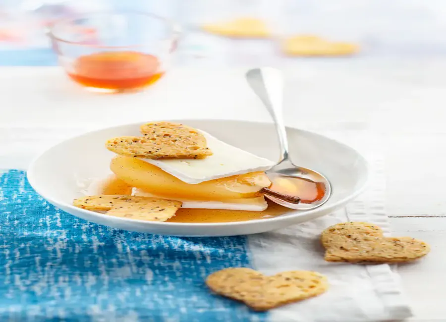 Poire pochée au vin, épices et fromage