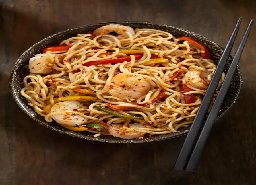 Wok de nouilles et crevettes caramélisées
