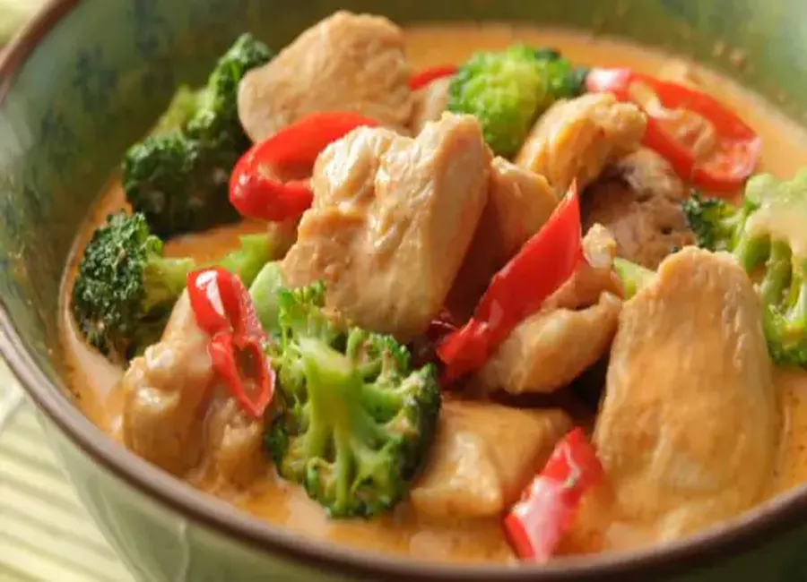 Curry de poulet aux petits légumes et lait de coco