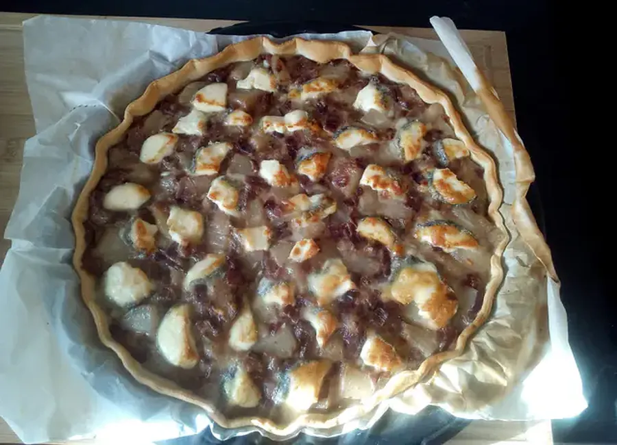 Tarte oignons chèvre poire