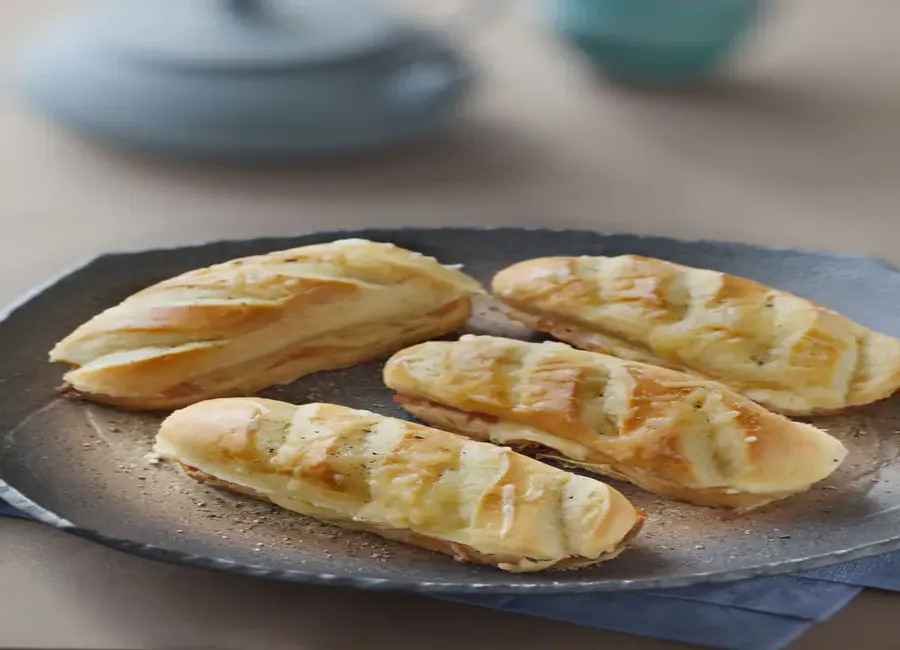 Petits pains briochés au saumon et au fromage