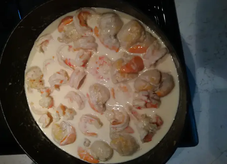 Saint-jacques et crevettes en sauce au muscat