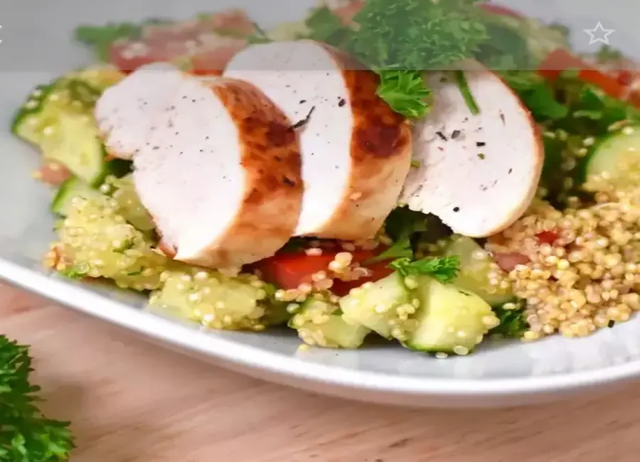 Salade de quinoa au poulet, concombre et avocat