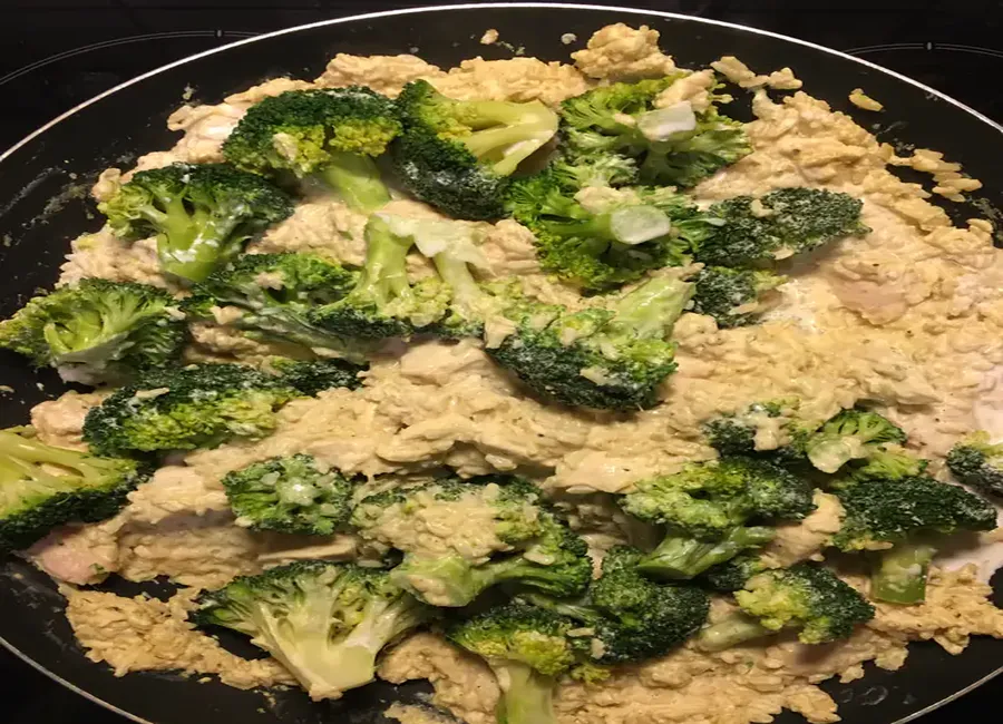 Poêlée de riz, brocolis et poulet au lait de coco