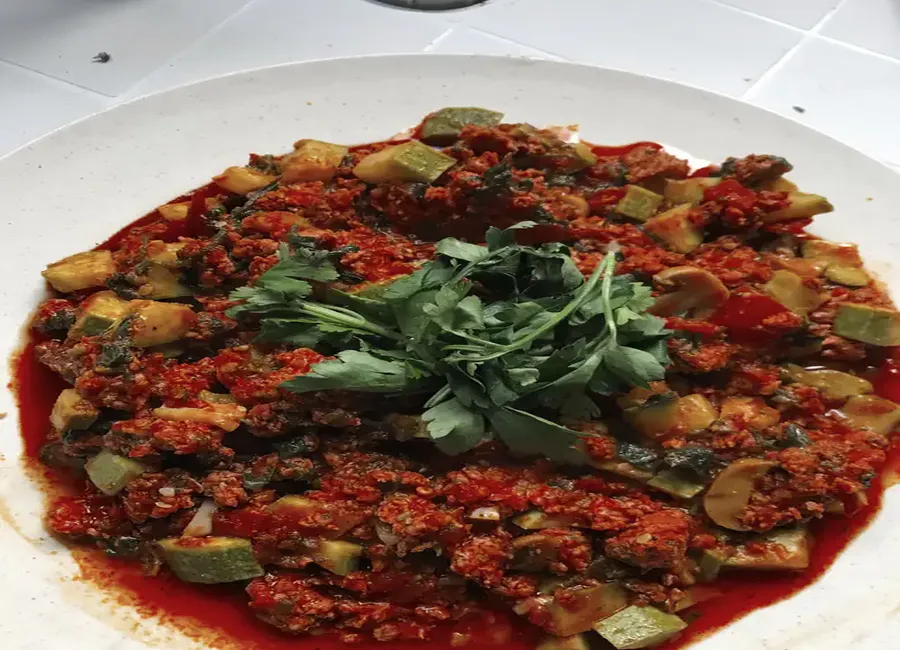 Sauce tomate, courgette, champignons et viande hachée