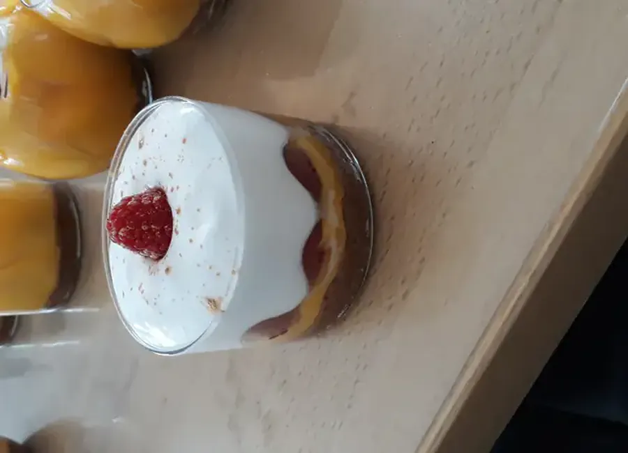 Biscuit bavarois framboise, mangue, noix de coco