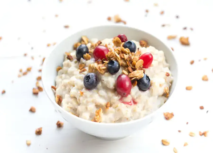 Porridge fruité au fromage blanc