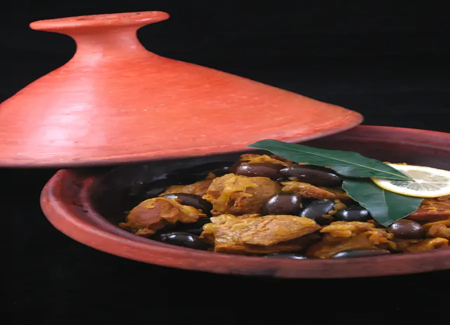 Tajine d’agneau aux oignons, aux olives violettes et aux citrons confits