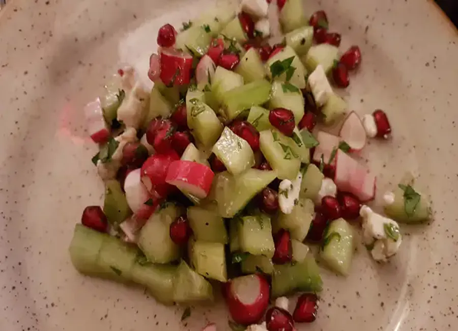 Salade de concombre à la grenade et au chèvre