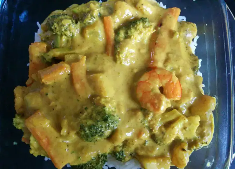 Riz aux petits légumes et crevettes sauce curry