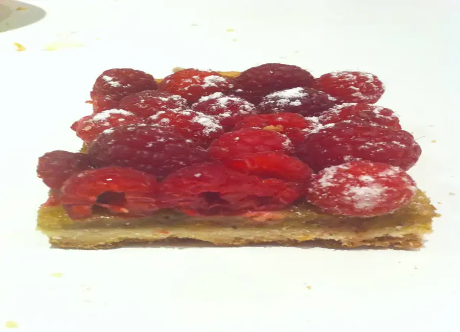 Tarte à la crème de pistache et aux framboises