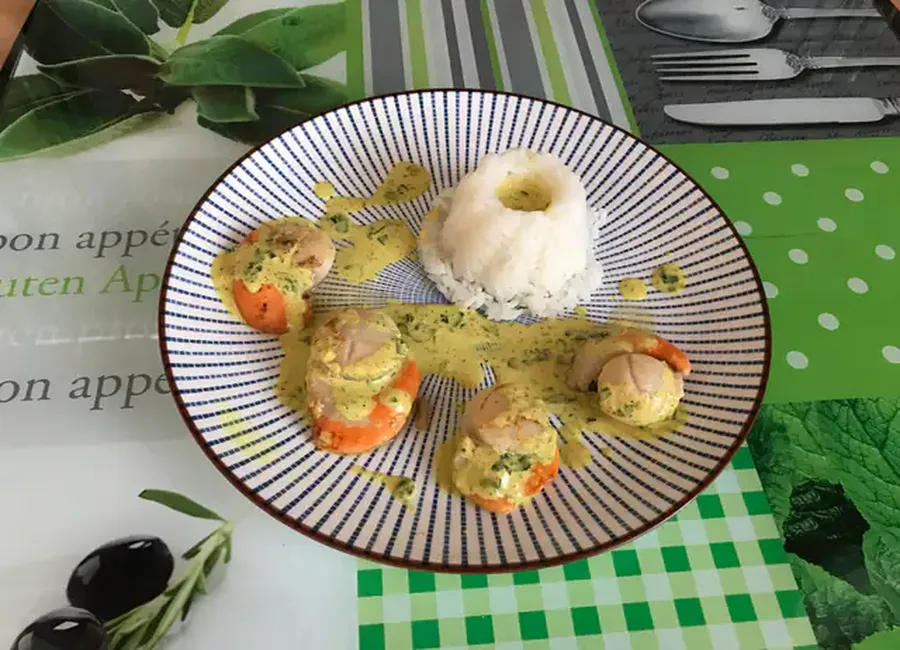 Noix de st jacques à la crème de curry et coriandre