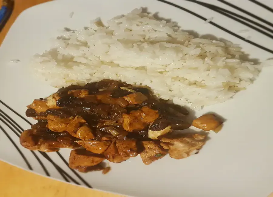 Poulet à la cannelle et aux raisins secs