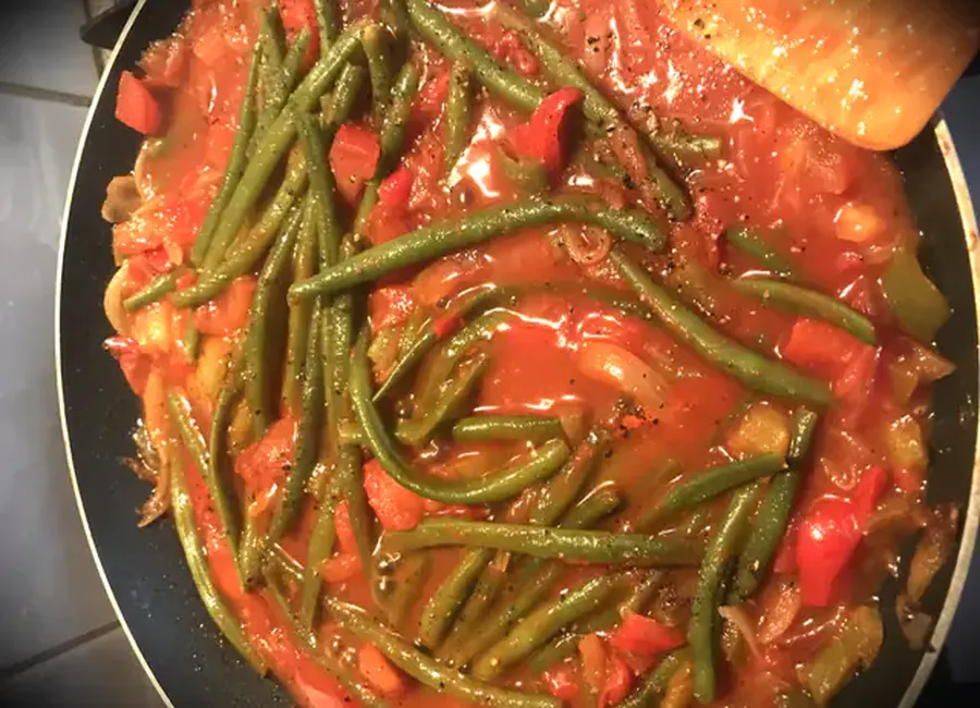 Ragoût de haricots verts aux tomates et aux oignons