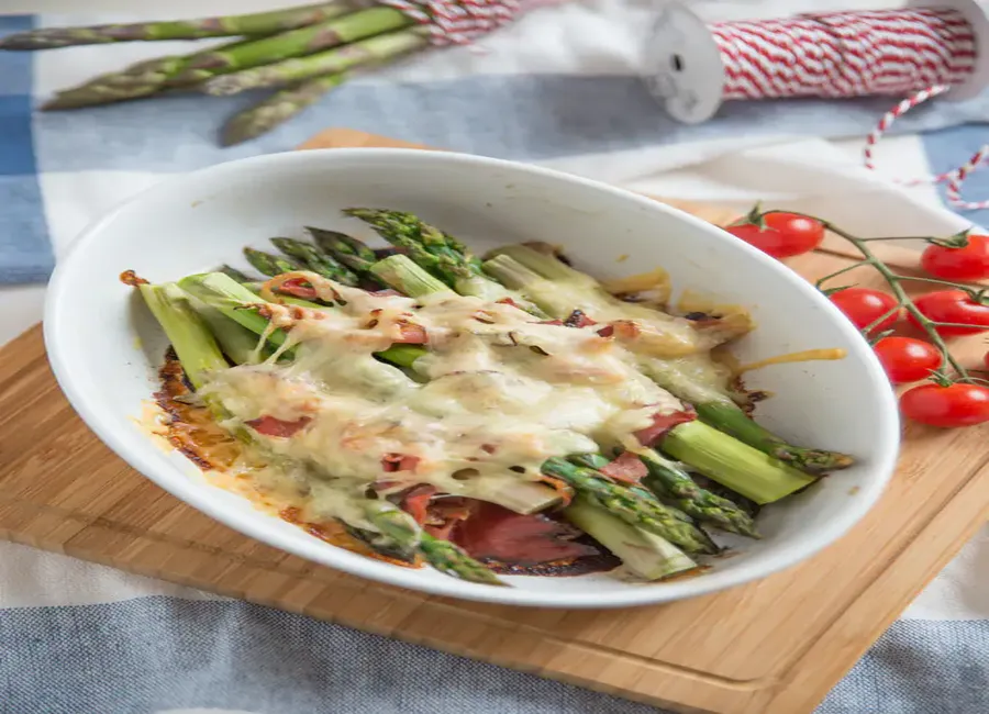 Gratin aux asperges et lardons