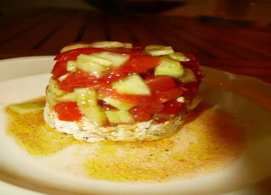 Tartare de tomates et concombre au chèvre frais