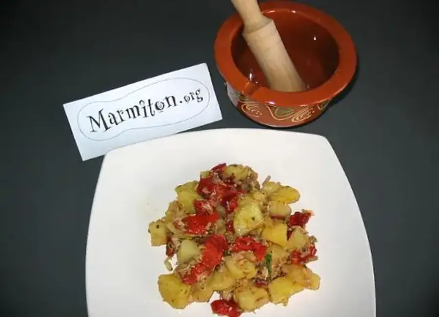 Salade de pommes de terre au thon et aux poivrons rouges