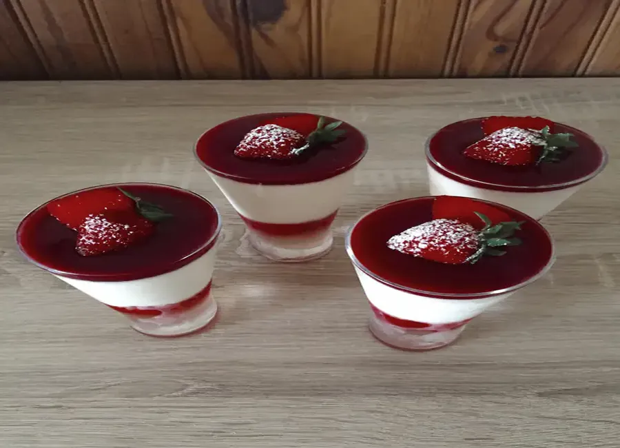 Verrine aux fraises, pêches et framboises