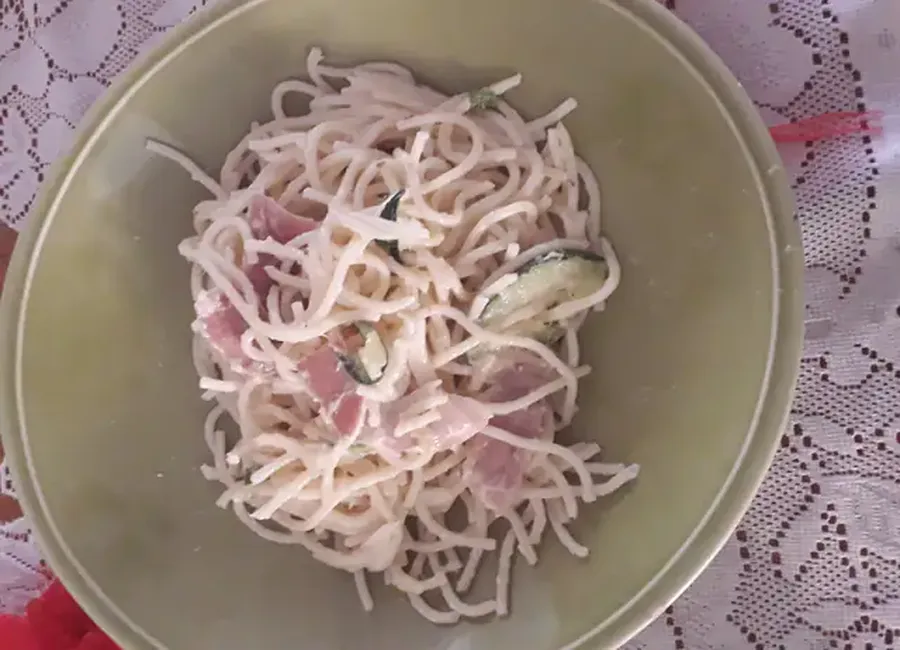 Spaghetti aux courgettes et jambon italien