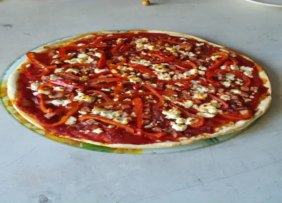 Pizza légère fêta, jambon, poivrons