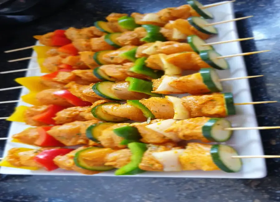 Brochettes de poulet et de légumes marinées au quatre-épices