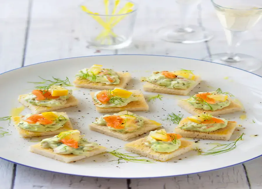 Canapés de crème de saumon fumé à l'avocat