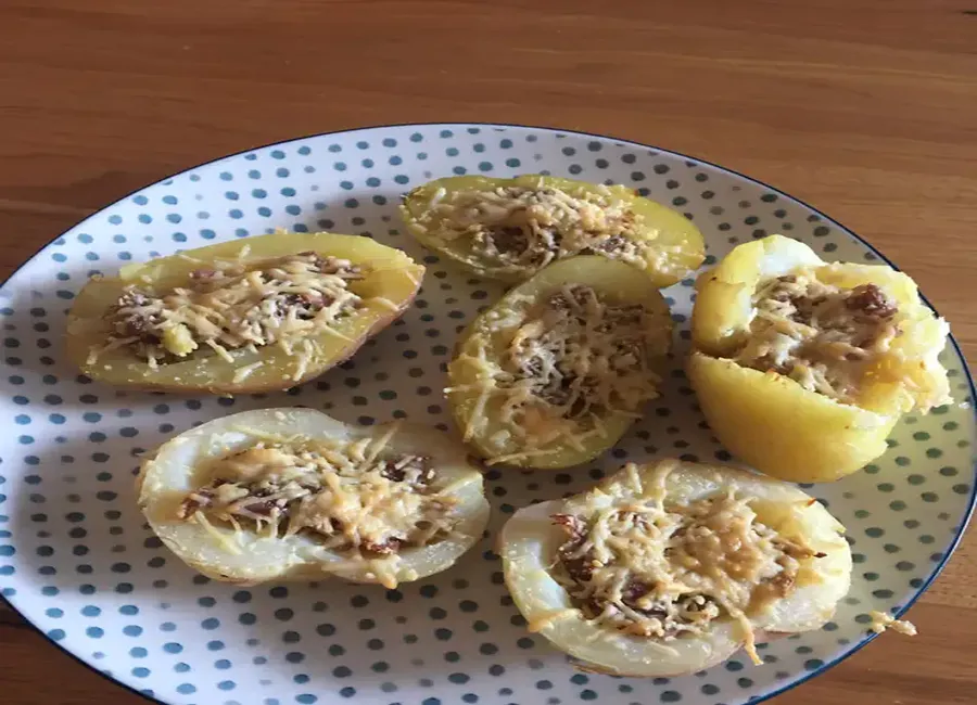 Pommes de terre farcies au jambon cru et fromage