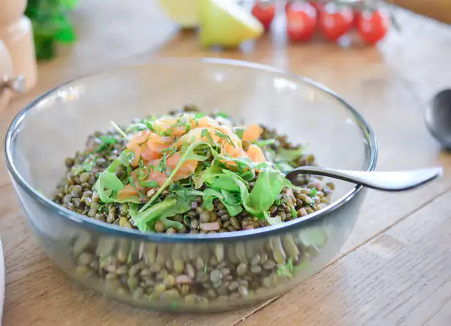 Salade de lentilles au saumon fumé et aux herbes