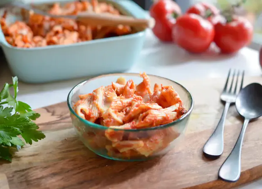 Gratin de penne à la mozzarella et à la sauce tomate épicée, moelleux à souhait