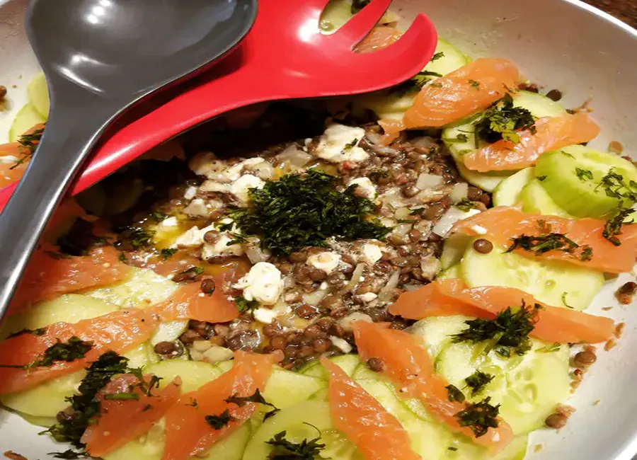 Salade de lentilles, saumon, concombre et feta