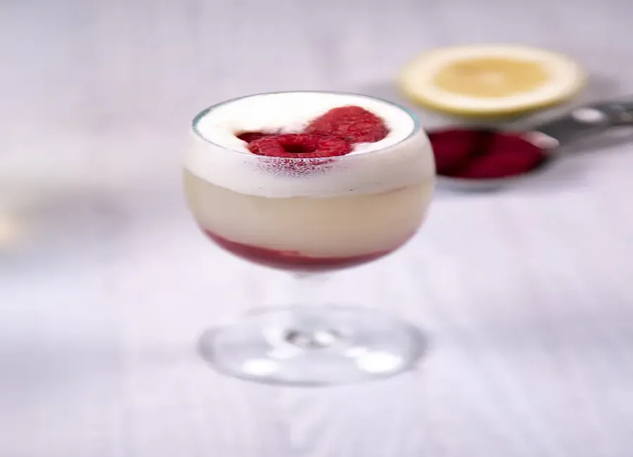 Cocktail à la glace vanille et aux framboises