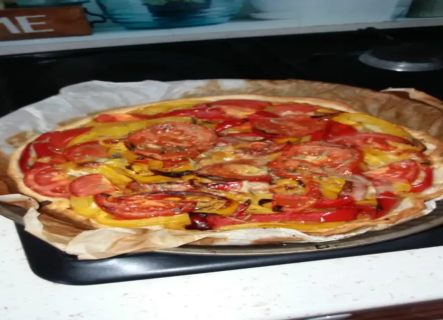 Tarte de poivrons jaunes aux tomates.