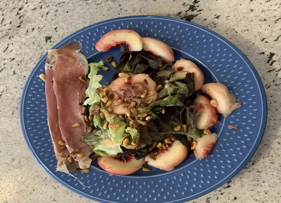 Salade de pêches et jambon de parme