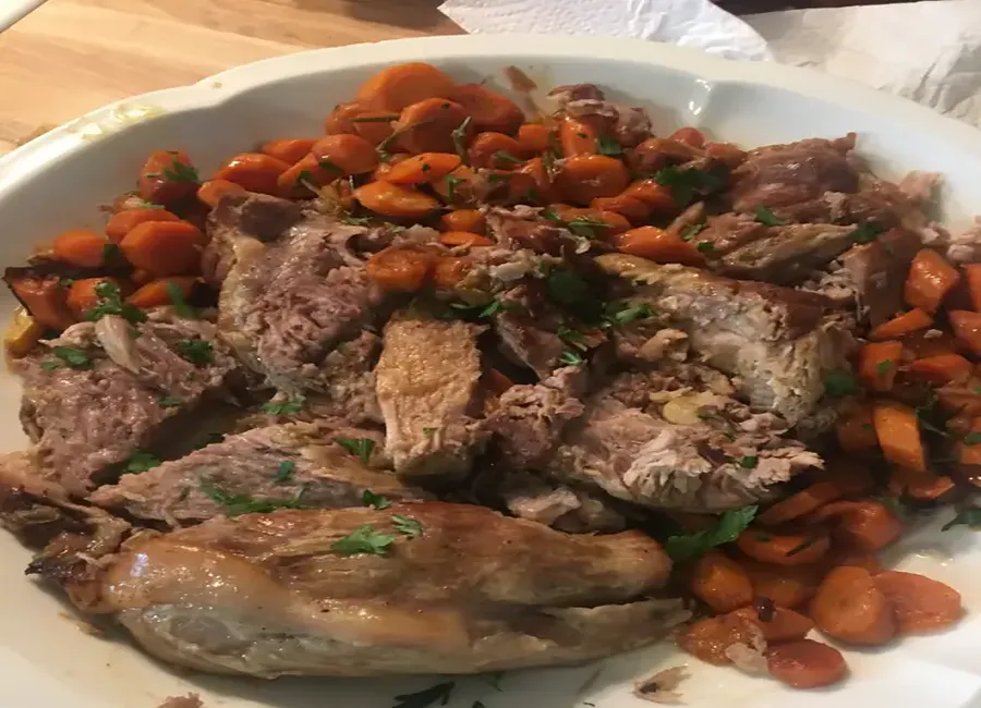 Echine de porc rôtie à la sauge et au romarin