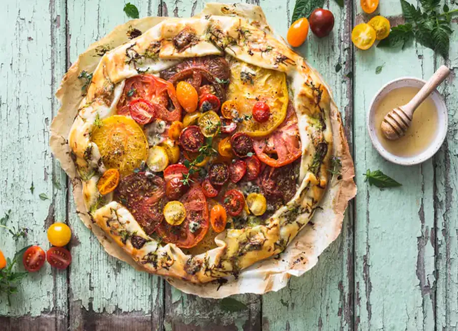 Tarte aux tomates anciennes et roquefort