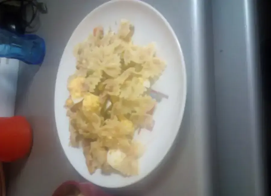 Salade d'été aux farfalles et petits pois