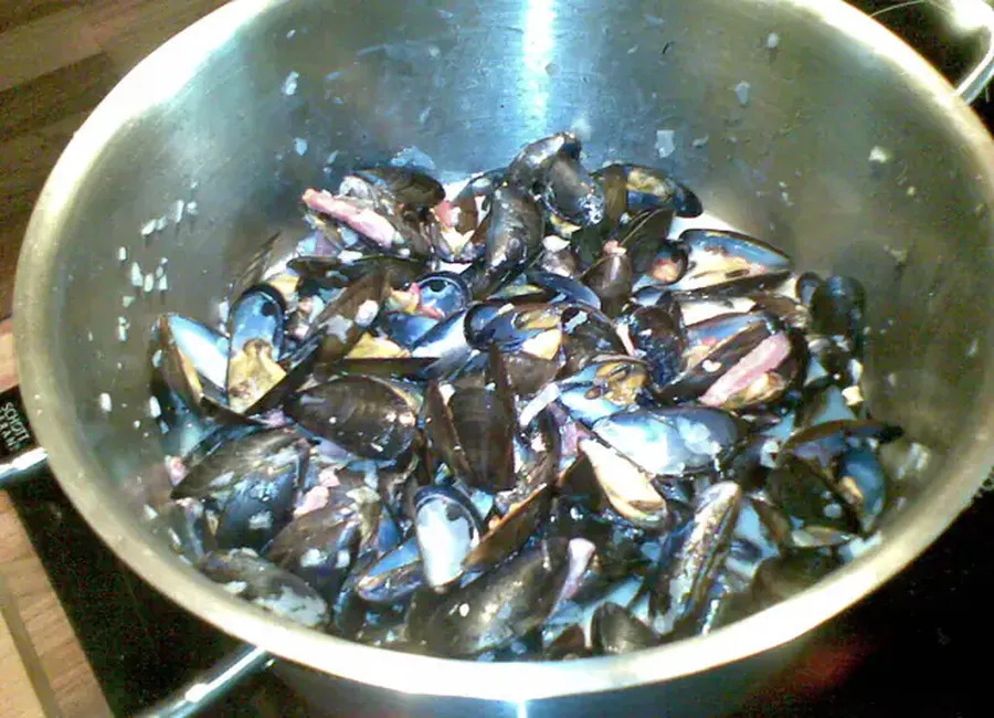 Moules au lard et au vin blanc