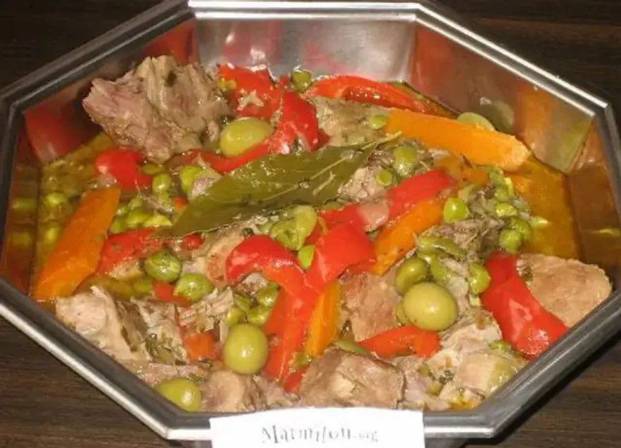 Ragoût de côtes de porc aux petits pois et jeunes carottes