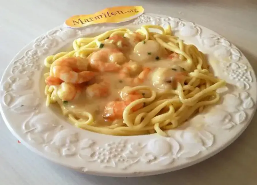 Tagiatelles aux saint-jacques, crevettes et coriandre