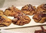 crêpes en aumonière, pommes caramélisées flambées au Calvados
