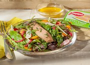 Salade colorée et filets de thon à l'huile d'olive