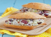 Petit sandwich au poulet, raisins, céleri et yaourt
