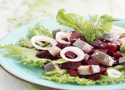 Salade de betteraves aux harengs et oeufs durs